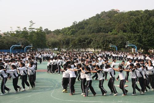 学校校服定做操场游戏